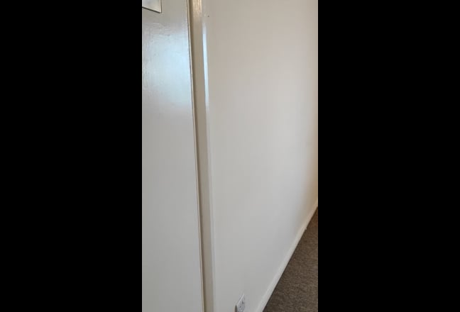 3 bedroom flat in Egham (Pooley Green)  Main Photo