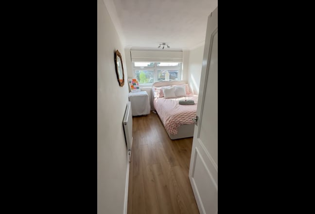 Looking to rent out my spare room short term Main Photo