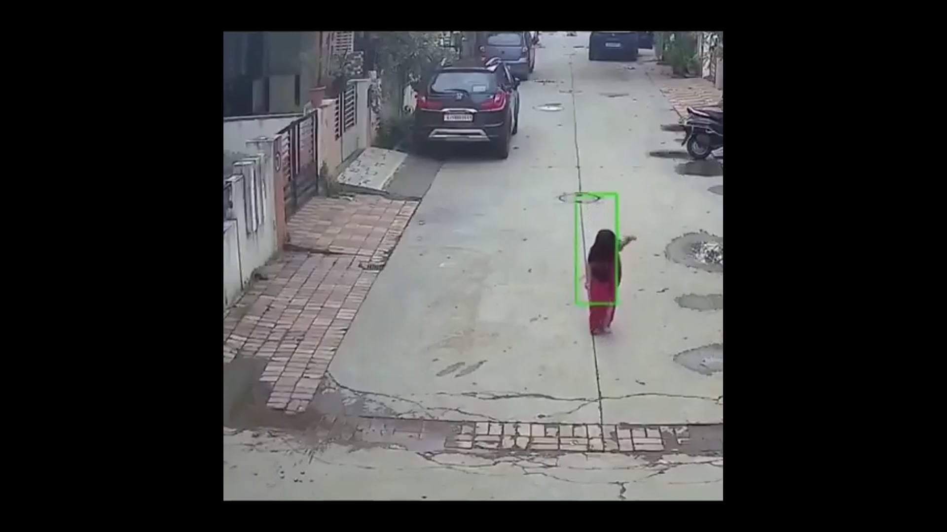 ➡️.....अहमदाबाद में एक तीन साल की बच्ची खेल रही थी तभी एक कार आई और उसे कुचल दिया। 
लेकिन बच्ची पूरी तरह सुरक्षित है और खुद ही कार के नीचे से बाहर आ गई।