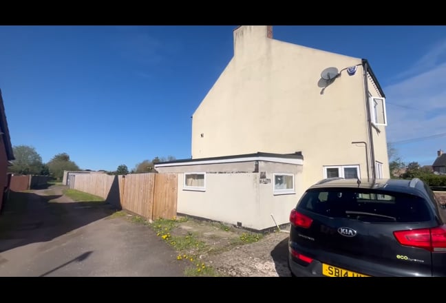 Large bedroom and study in a spacious house Main Photo