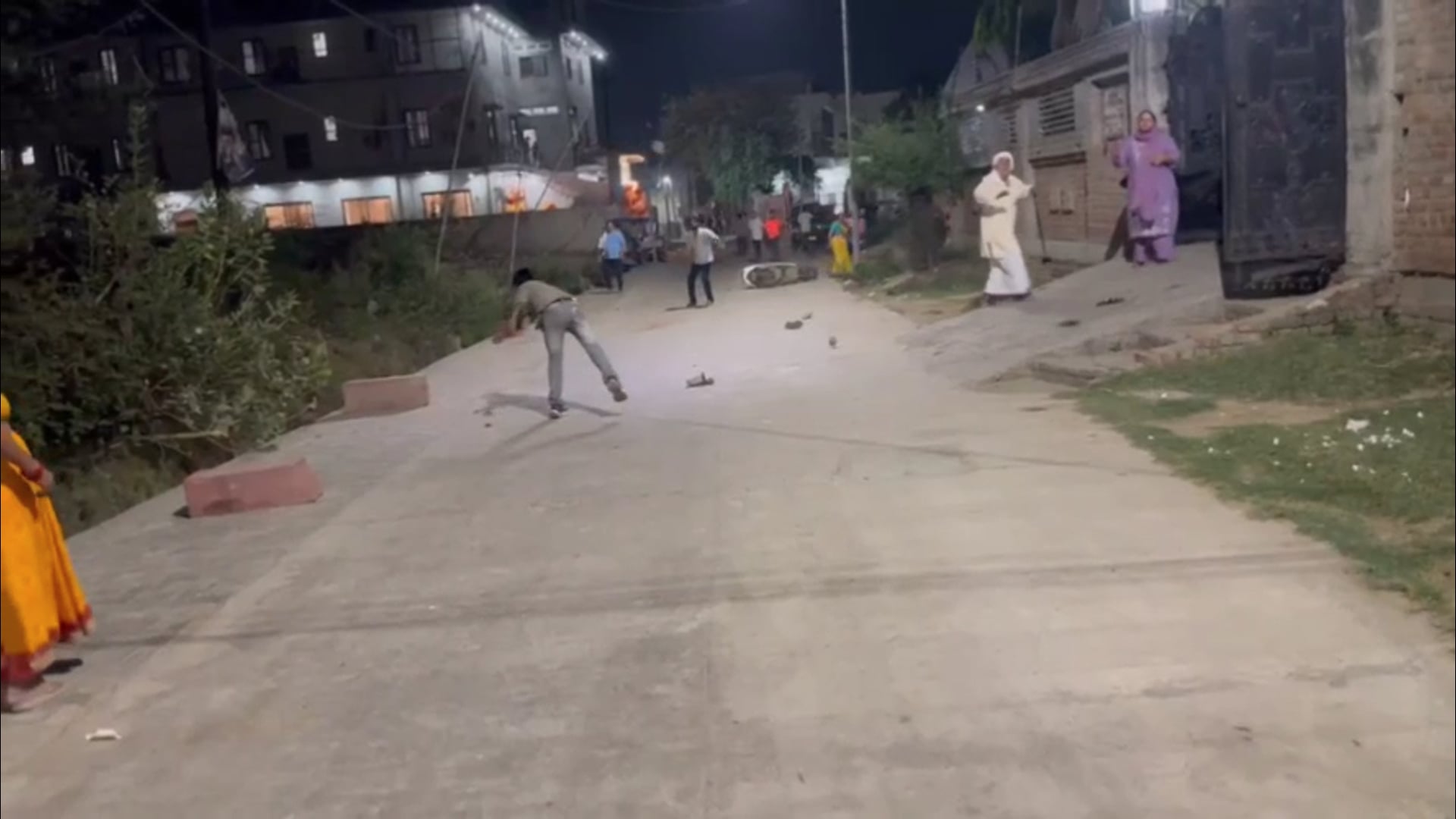 वृंदावन के गांव राजपुर में दो पक्ष भिड़े, पुलिस की मौजूदगी में जमकर हुई मारपीट और पथराव, घटना का लाइव वीडियो आया सामने