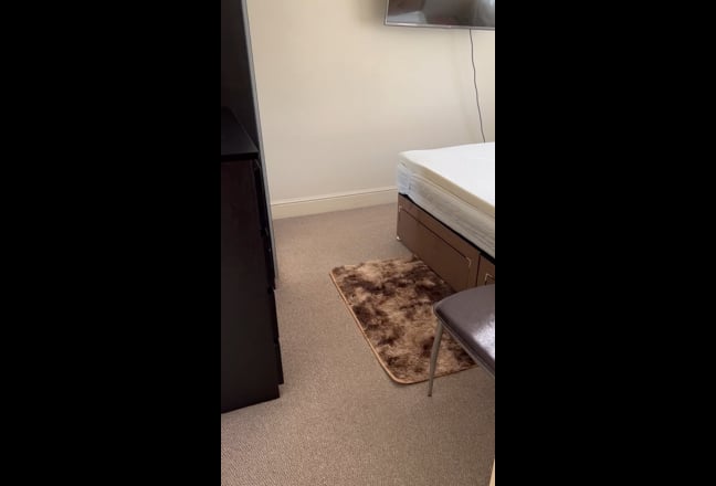 Cozy small double room in 3 bedroom house  Main Photo