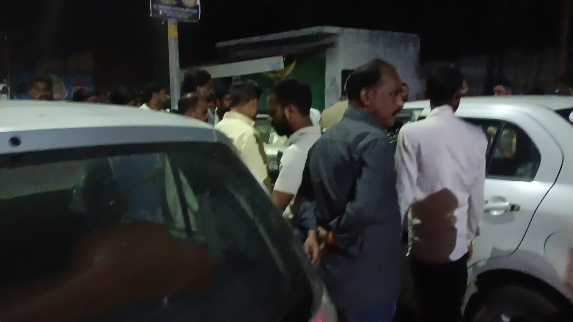 रोजामें डिवाइडर से टकराई गाड़ी  एक व्यक्ति घायल