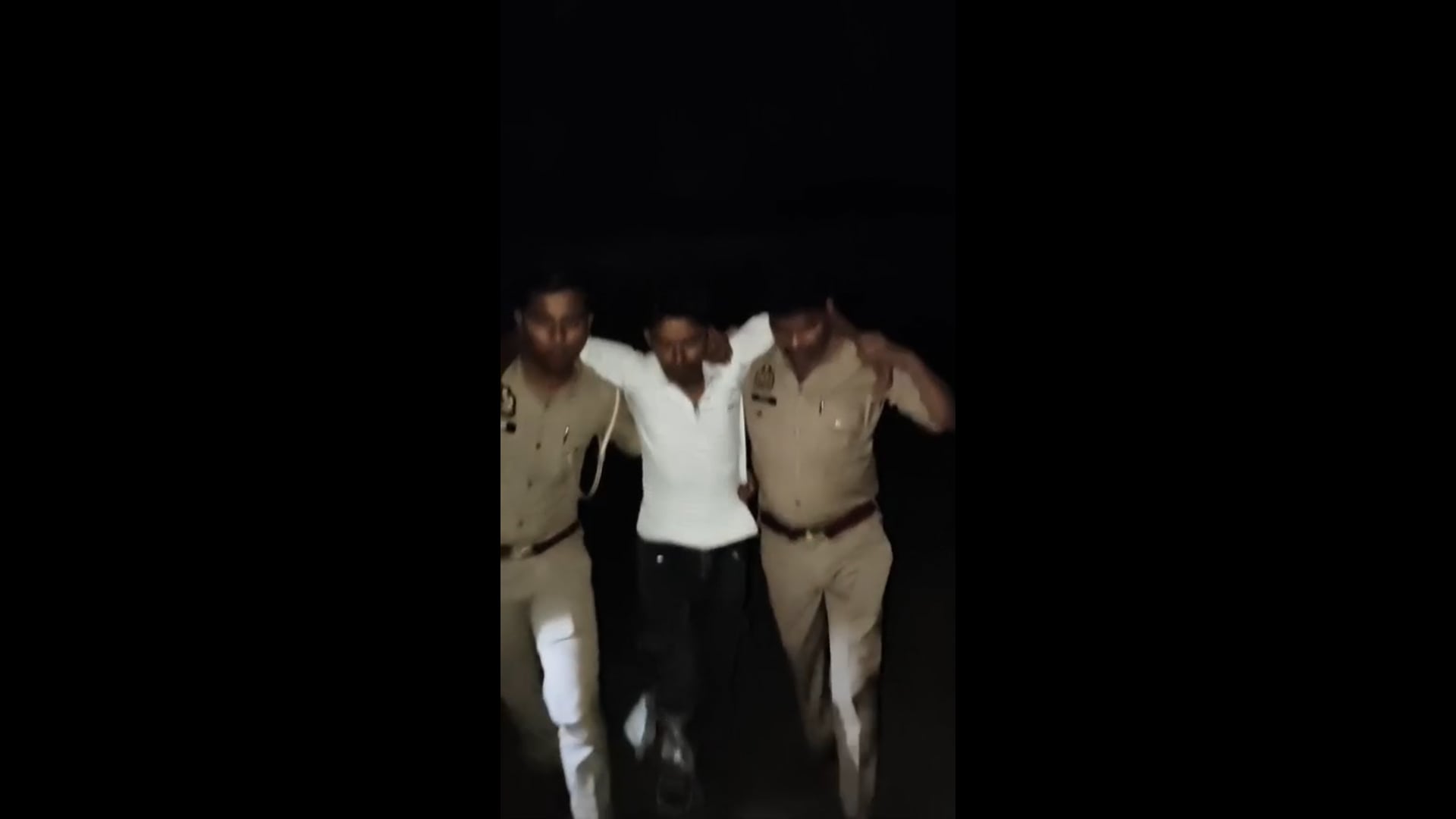 पुवाया पुलिस अपराधी को पड़कर कंधे पर लात कर ले जाती