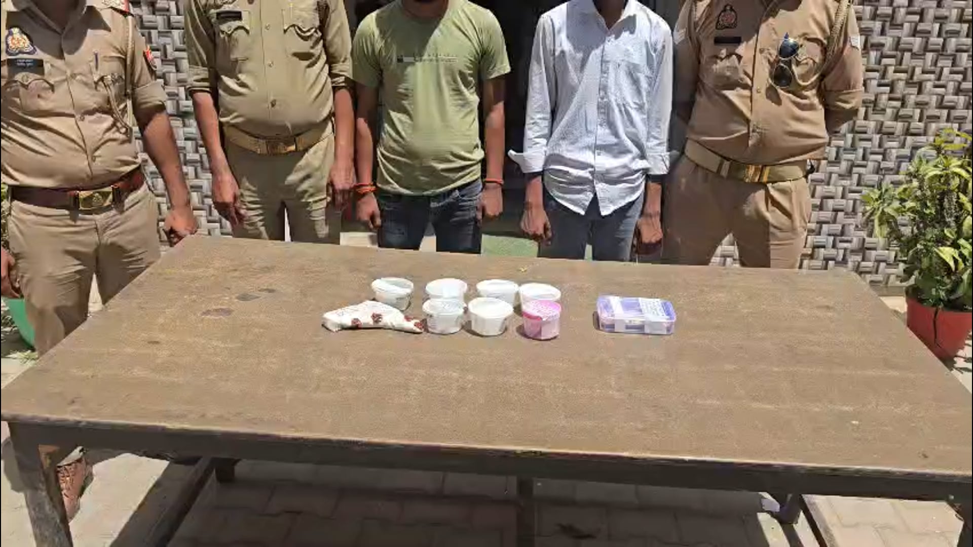 पुवाया पुलिस ने दो अभियोग्यता को गिरफ्तार किया चोरी का माल बरामद किया