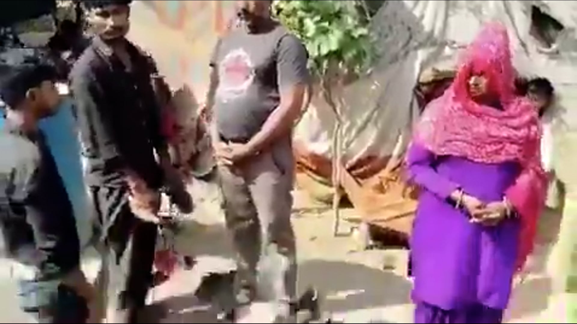 ➡️.....यूपी - हाथरस में एक दम्पत्ति को पंचायत में जूते की मालाएं पहनाई गई और उनका सामाजिक बहिष्कार कर दिया गया