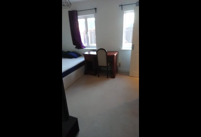 Doule room with ensuite in Woodston Main Photo