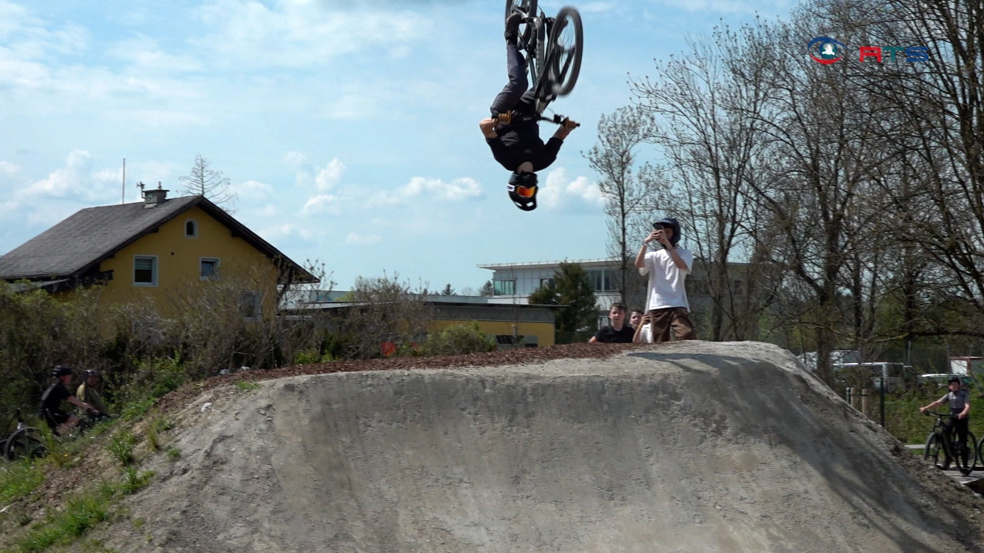 ab-auf-den-trail-bikepark-bergheim-oeffnet-seine-tore