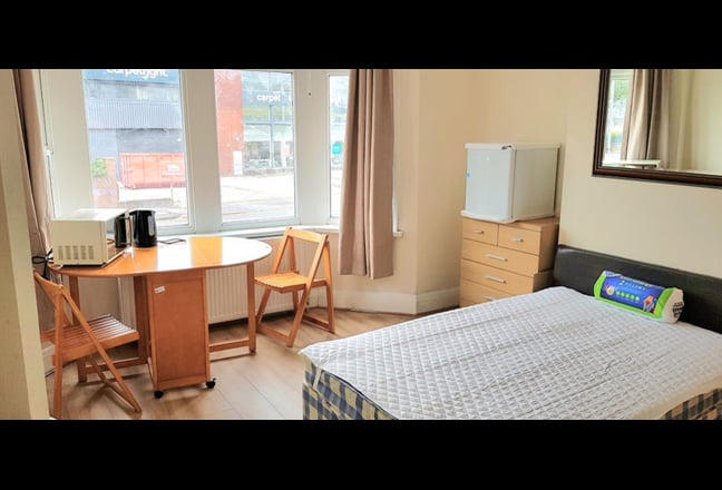 Double room with own  shower & WC in CF24 1RT Main Photo