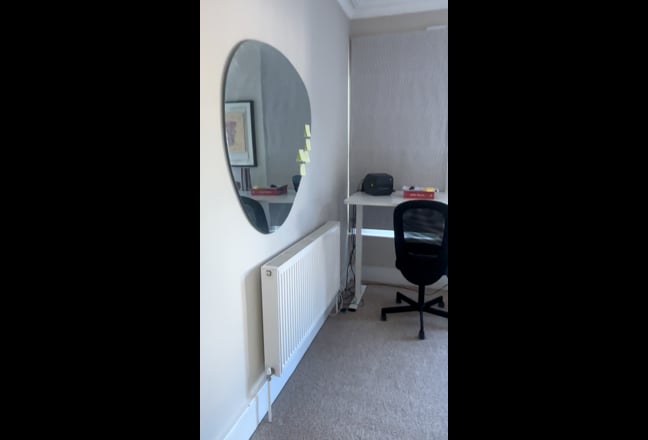 Double Room Available in Clapham Girls House 💛 Main Photo