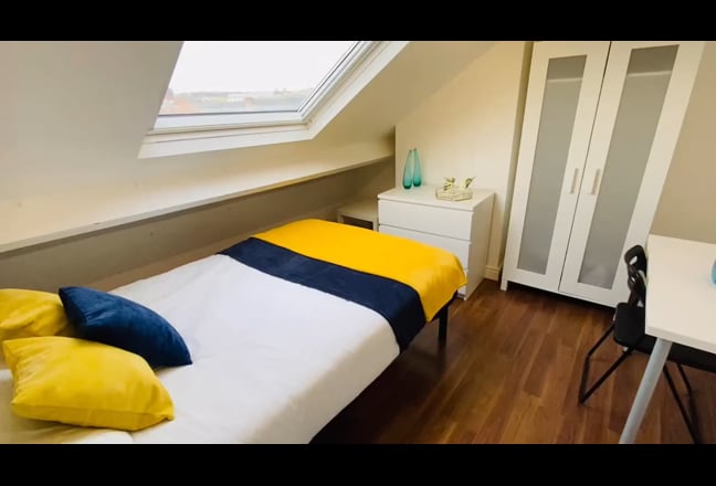 Room in lovely 5 bed-post-grad/ prof/student hse Main Photo