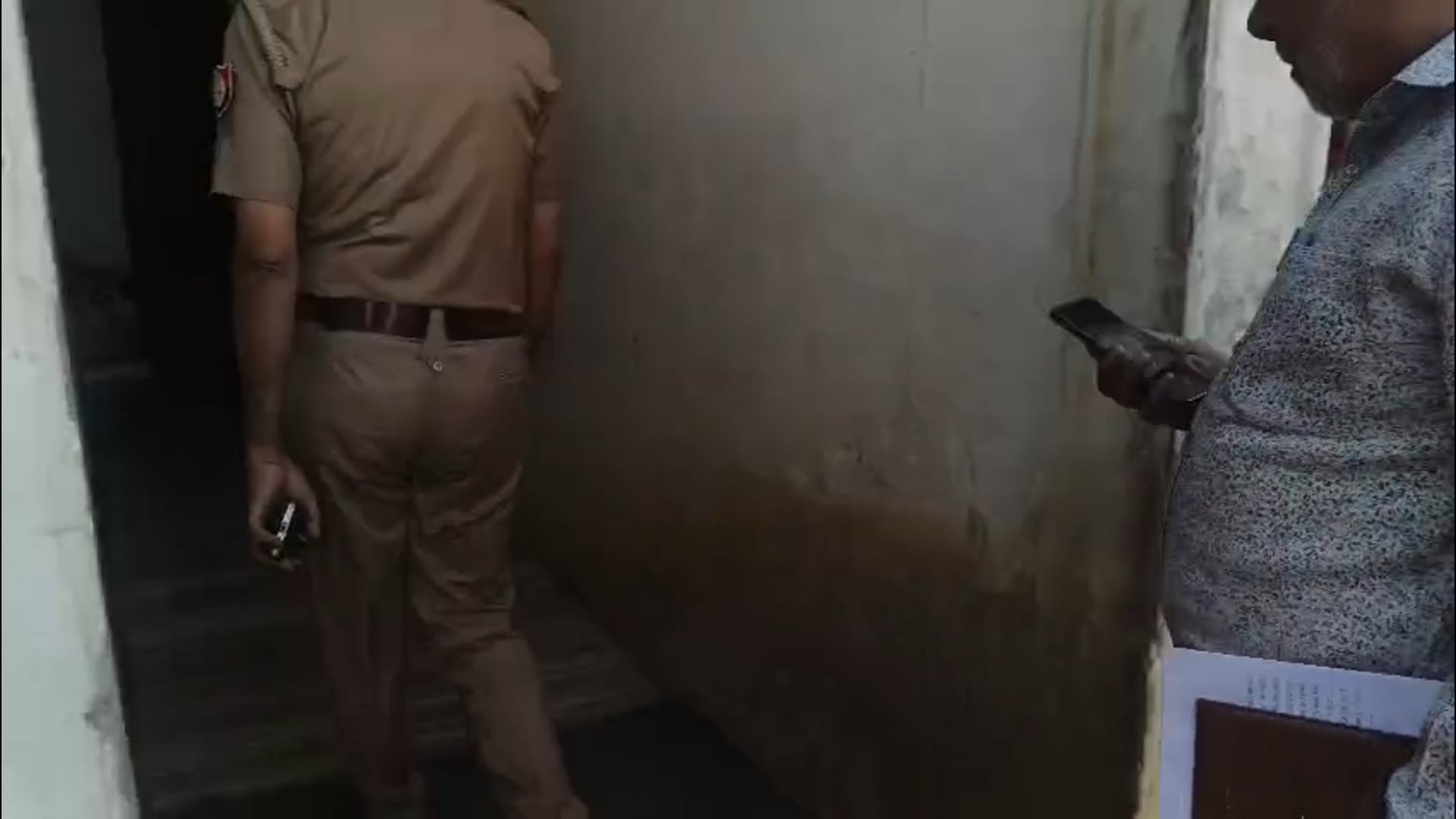 🆕️.... मुजफ्फरनगर ब्रेकिंग...
एसडीएम बुढ़ाना का ओयो होटल पर छापा... 
पुल पार चल रहा था धड़ल्ले से देहव्यापार 
एसडीएम बुढ़ाना ने मौके पर पहुंच कर मारा छापा...
4 से 5 महिलाओं को लिया हिरासत में...
ओयो संचालक भी हिरासत मे...