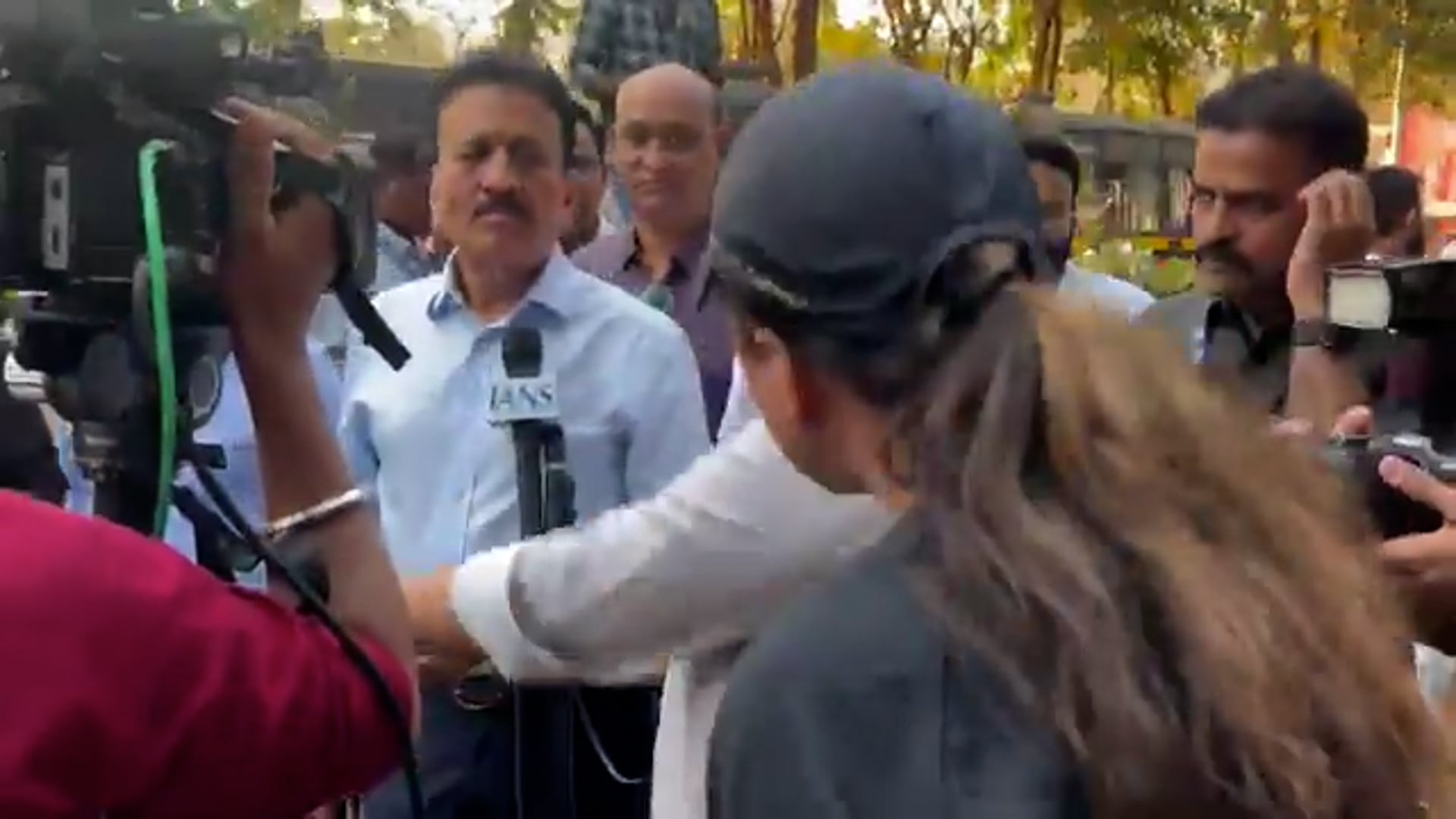 ➡️.....जब जनता जागती है तो नेताओं को ऐसे ही दुत्कारती है