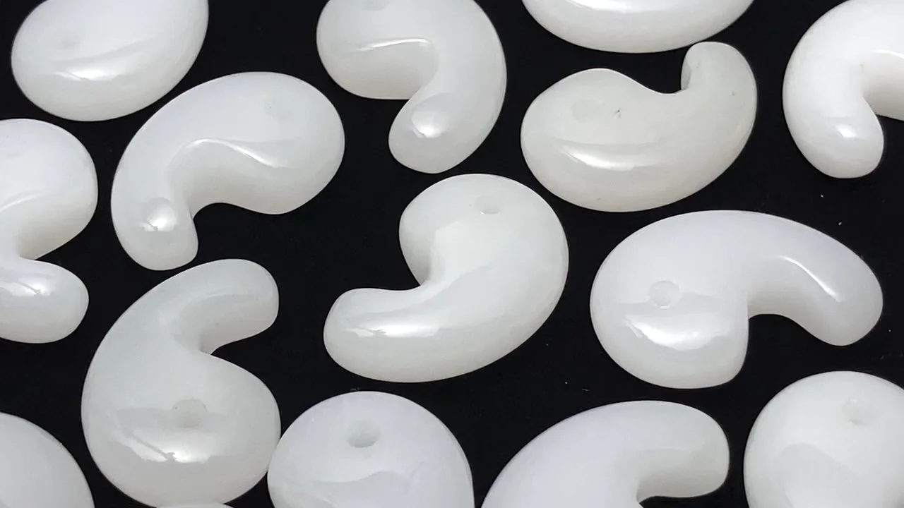 ホワイトジェード 勾玉 30×20mm 1個｜天然石ビーズの卸問屋・通販