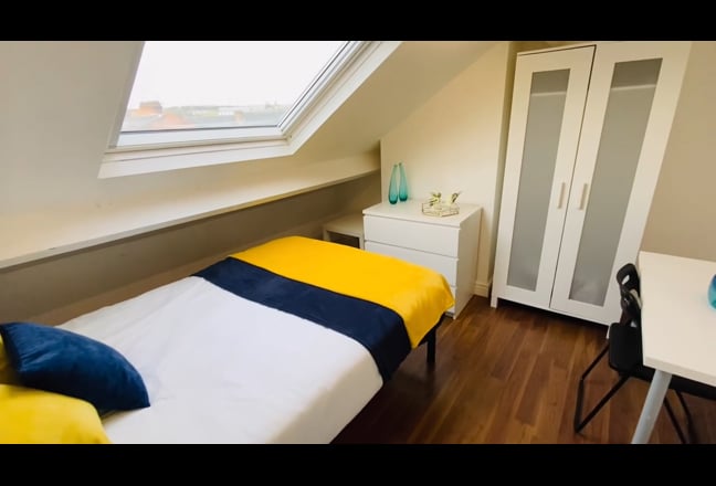 Room in lovely 5 bed-post-grad/ prof/student hse Main Photo