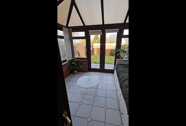 Furnished, modern double room-bills included! Main Photo