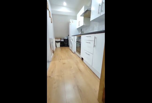 Lovely Bedroom near Train Station Main Photo