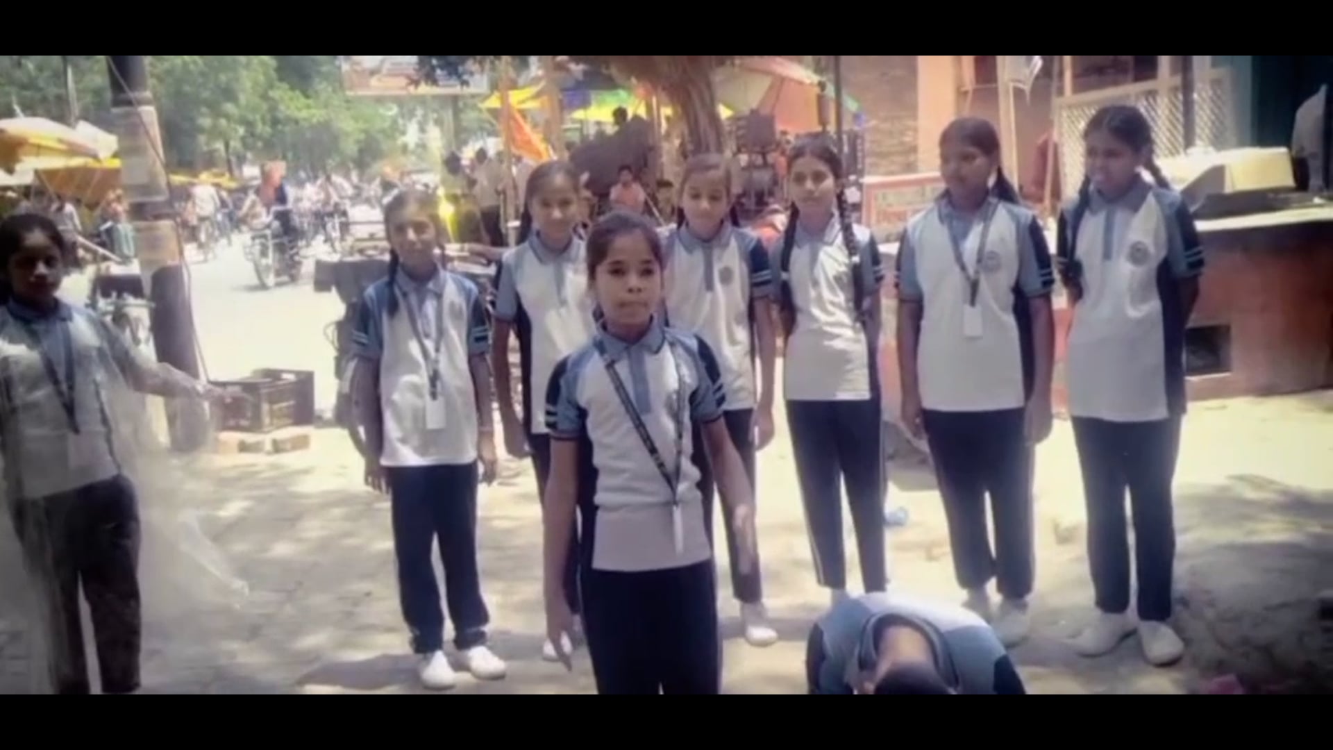 बांसडीह कस्बे में विश्व पृथ्वी दिवस पर स्कूली बच्चों की अनोखी पहल की लोगों ने किया सराहना