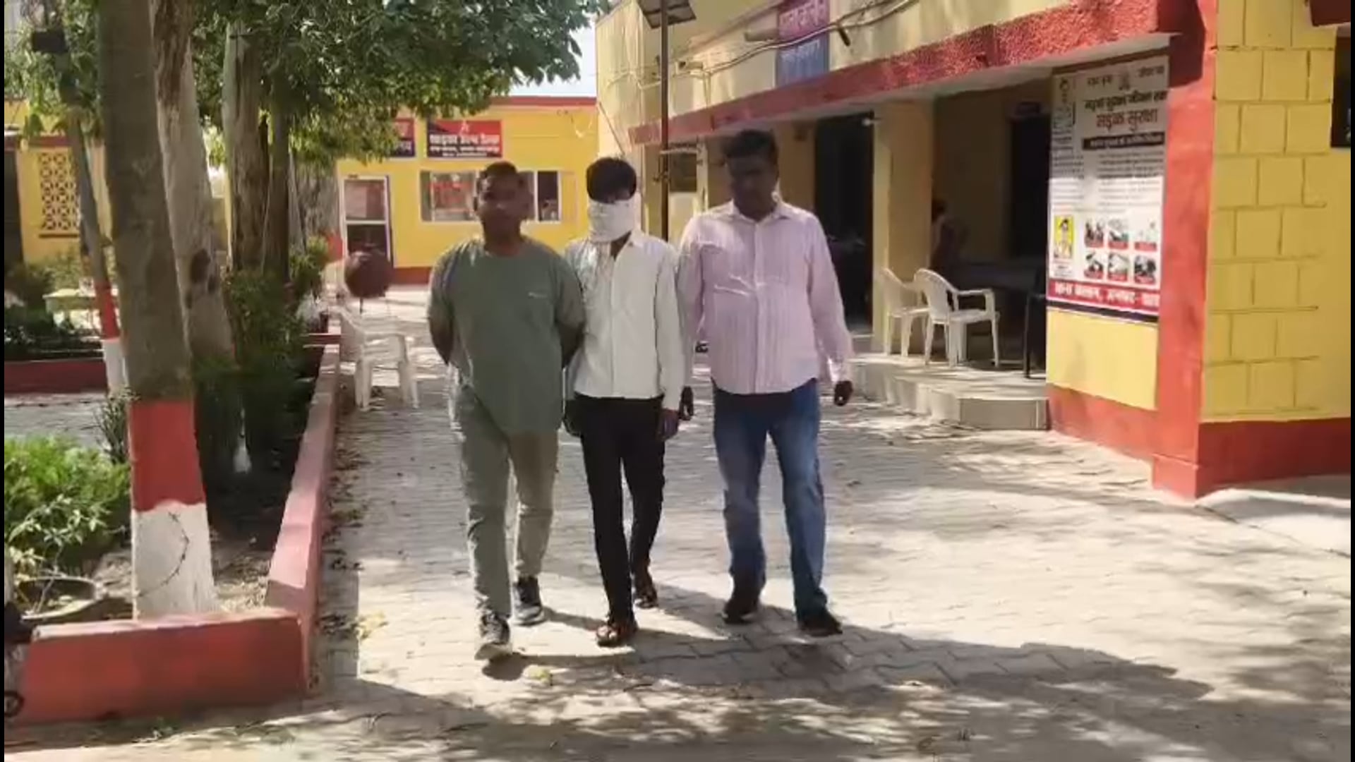 नाबालिग को बहला-फुसलाकर ले जाने वाला बाल अपचारी पकड़ा, किशोर न्याय बोर्ड भेजा गया

शाहजहांपुर। थाना कलान पुलिस ने नाबालिग बालिका को बहला-फुसलाकर ले जाने के मामले में बड़ी सफलता हासिल की है। पुलिस ने अपहृत बालिका को सकुशल बरामद कर लिया है, जबकि आरोपित बाल अपचारी को पुलिस अभिरक्षा में लेकर किशोर न्याय बोर्ड के समक्ष पेश किया जा रहा है।