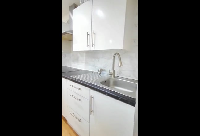 Lovely Bedroom near Train Station Main Photo