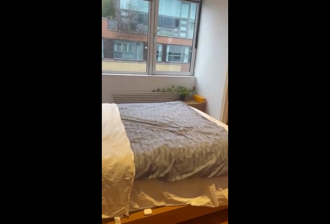 Room to Let - Huge Living Room, 5 min walk to tube Main Photo