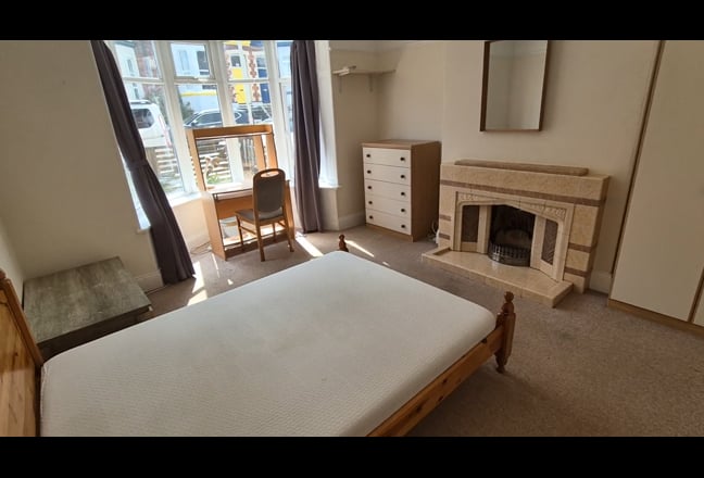 Available NOW - Two Large Double Rooms, Lipson Main Photo