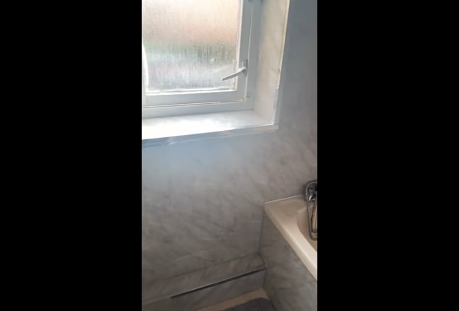 2 rooms to rent in West End Main Photo