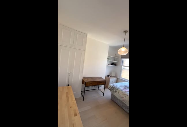 Stunning Room in Huge 2 Bedroom Flat  Main Photo