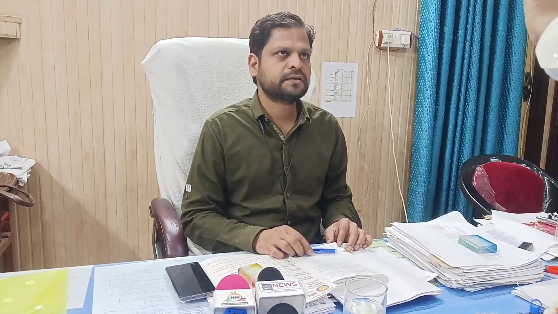 विद्युत विभाग स्मार्ट मीटर के बारे में मीडिया से वार्ता करते