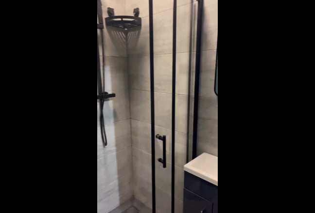 Luxury ensuite close to station, hospital & city Main Photo