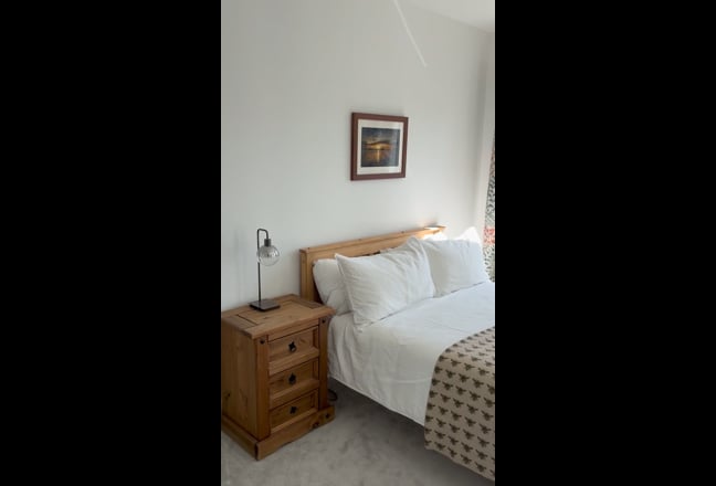 En-suite room in comfortable new town house Main Photo