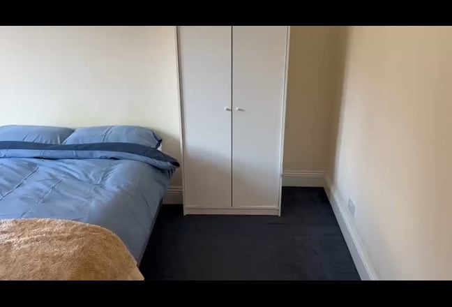 Large Double Ensuite Room - One Person Main Photo