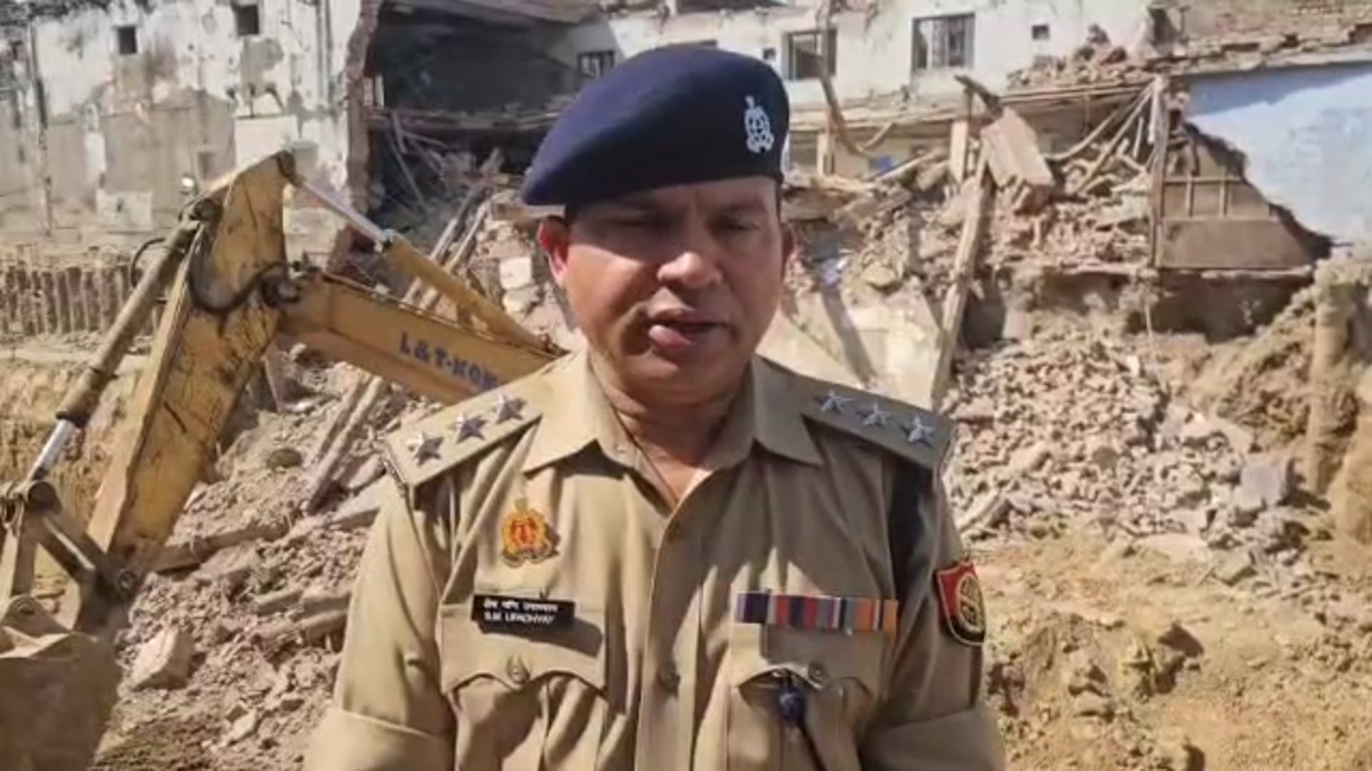 थाना छत्ता क्षेत्र के अंतर्गत केनरा बैंक की बिल्डिंग भरभराक अचानक गिरी जनहित की कोई भी खबर नहीं एसीपी छत्ता द्वारादी गई 