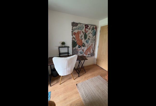 Spacious Double Bedroom with Desk - INC Main Photo