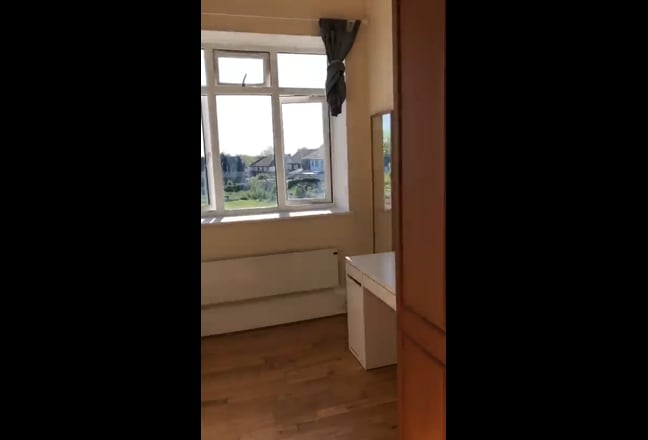 Spacious Studio Norwood -1 stop to London Bridge  Main Photo