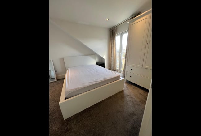 ✨ Bright Top-Floor Room near Wimbledon Station 🎾 Main Photo