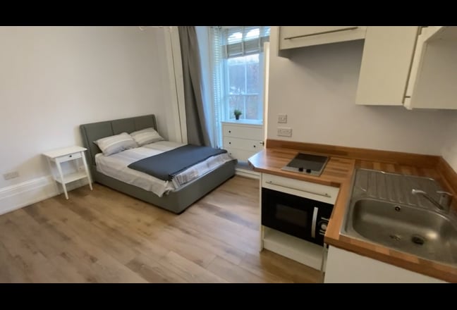 Central Maidstone - Studio Room with Shower Main Photo