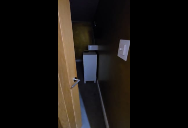 Spacious Room in a large family home Main Photo