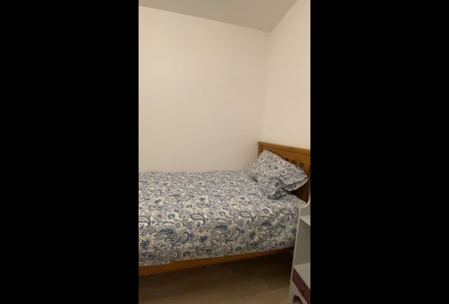 Single bedroom in shared house Main Photo
