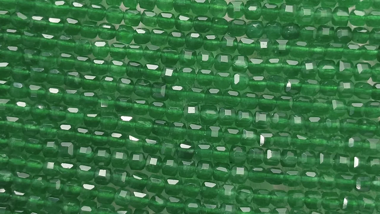 グリーンカラージェード キューブカット2×2×2mm 1連(約37cm