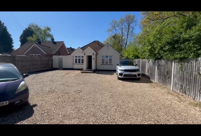 Luxury Ensuite Room in Spacious Home Main Photo