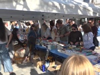 Unes 8.000 roses venudes i alta demanda d'escriptors locals per Sant Jordi a l'Escala