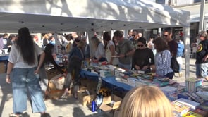 Unes 8.000 roses venudes i alta demanda d'escriptors locals per Sant Jordi a l'Escala