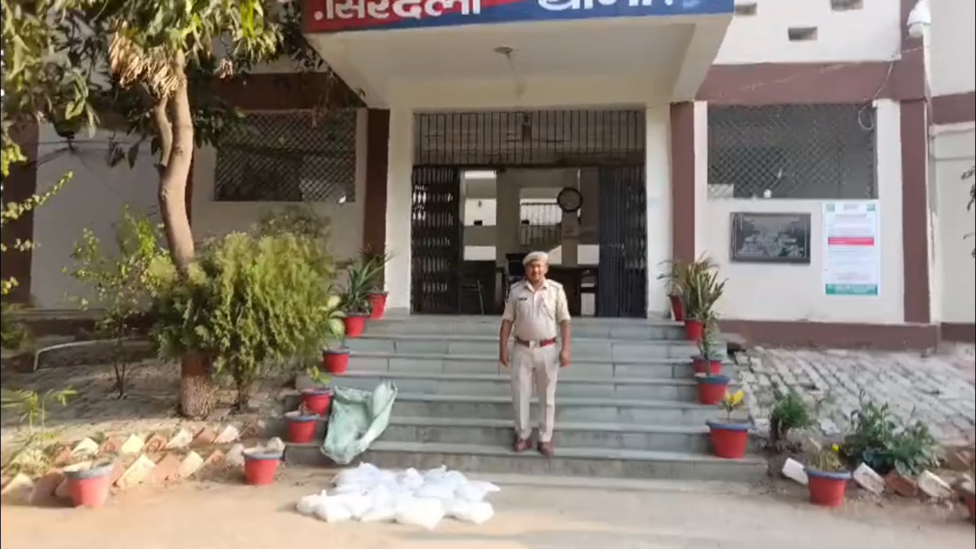 गुप्त सूचना पर छापेमारी 120 लीटर महुआ शराब बरामद