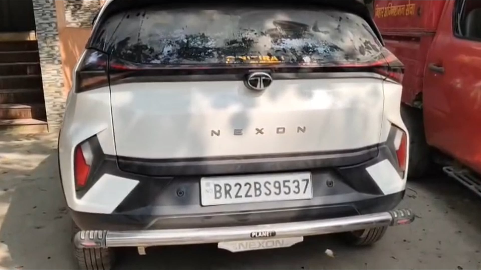 लग्जरी कार में लदे 190,44 लीटर अंग्रेजी शराब बरामद, पुलिस को चकमा देकर कारोबारी फरार।