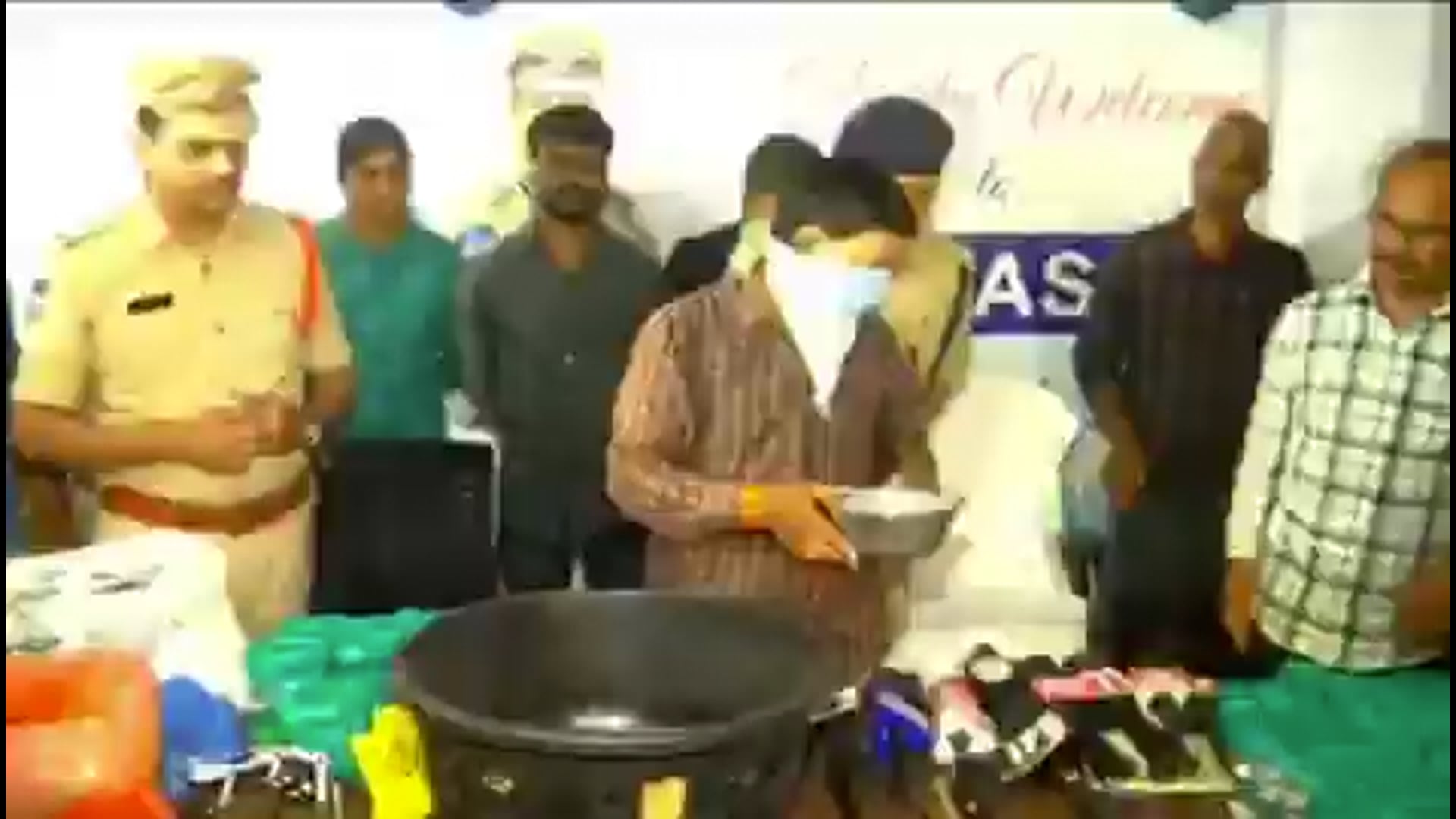 ➡️.....तेलंगाना पुलिस ने नकली चाय पाउडर बनाने वाले एक बड़े गैंग का भंडाफोड़ किया है