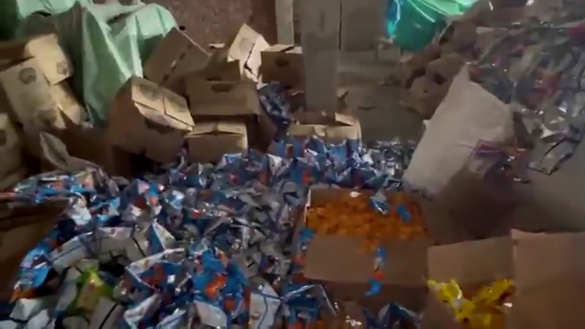 ➡️.....उत्तर प्रदेश : जिला अमरोहा में एक्सपायरी खाद्य सामग्री की एक बड़ी फैक्ट्री पकड़ी गई है