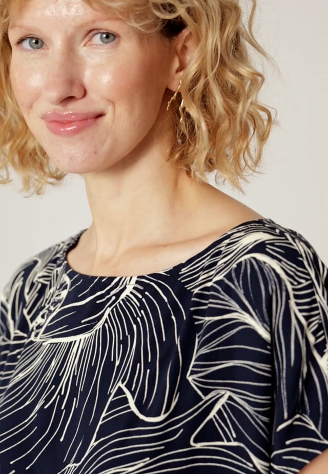 WZORZYSTA BLUZKA Z WISKOZĄ LENZING™ ECOVERO™ -  OMA 1 video