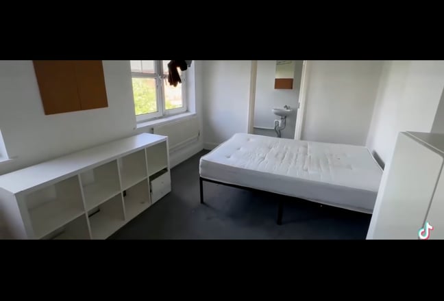 En-suite double room available in KT3  Main Photo