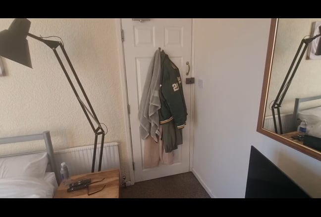 Light Bright Double Room, handy for M1, Sixfields Main Photo